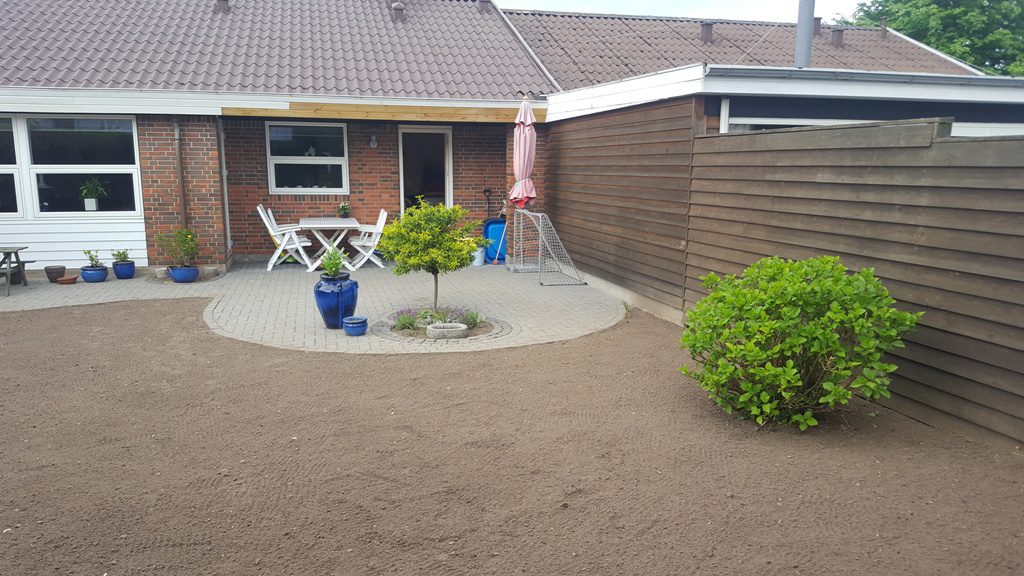 Græsplæne i Fredericia – Anlægning af græsplæne og klipning af hæk Langesøvej i Erritsø i Fredericia