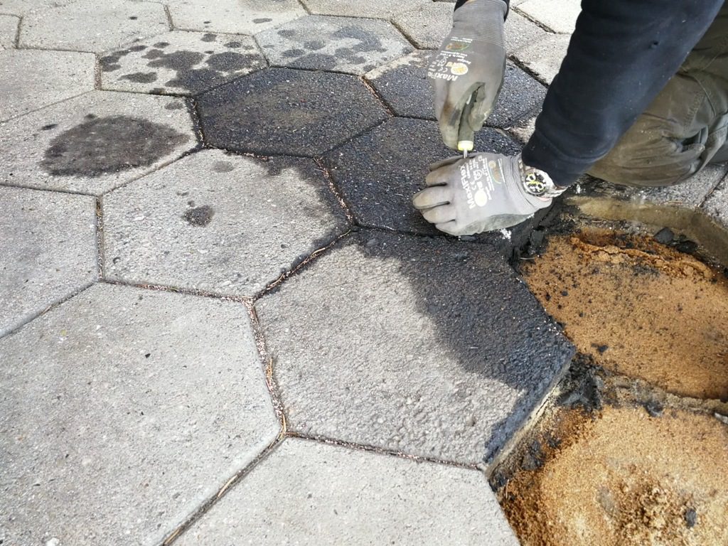 Reparation efter oliepletter på fliser af beton i indkørsel i Vinding ved Vejle